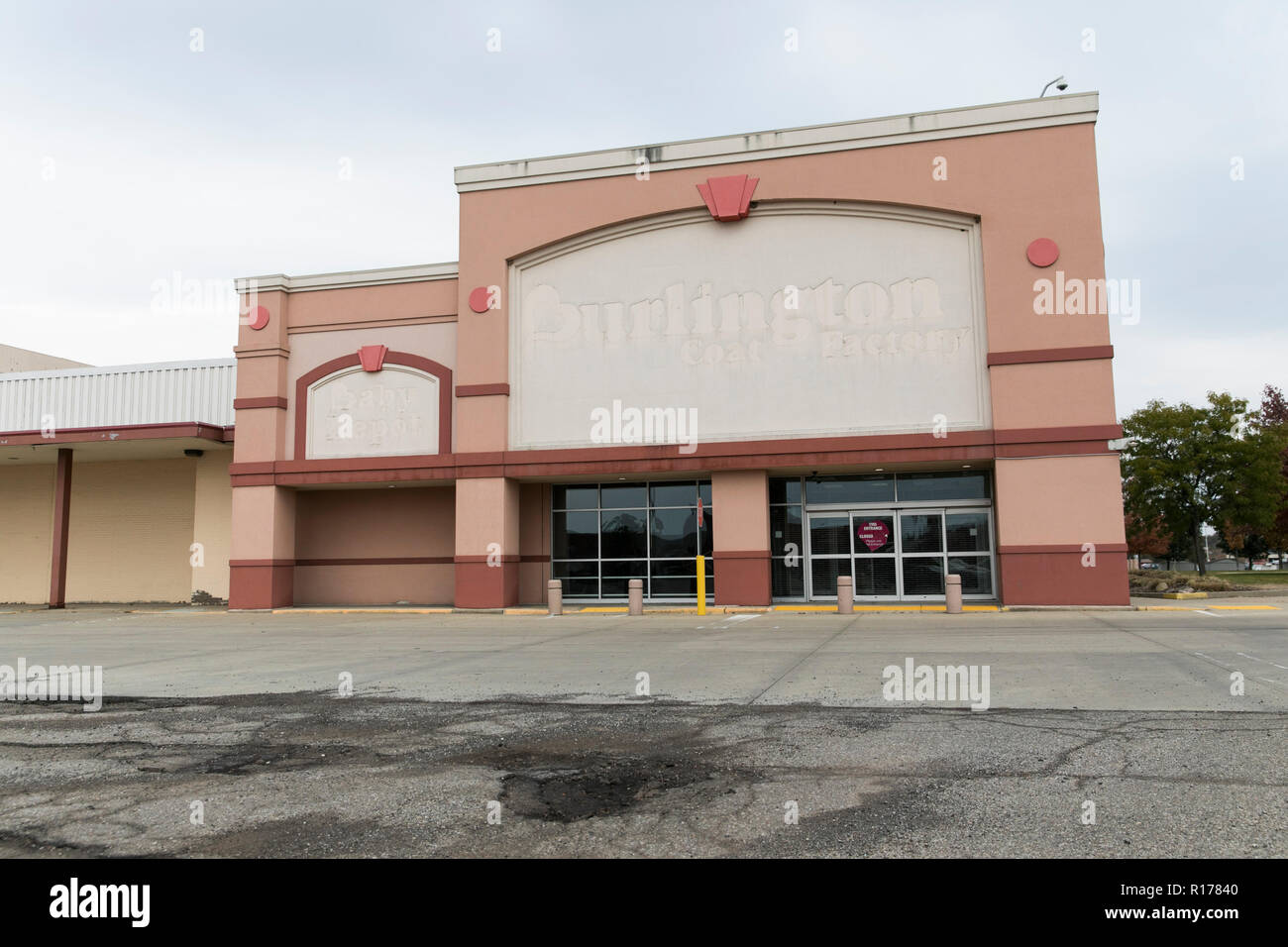 Il contorno sbiadito di un logo segno esterno di una chiusura negozi di Burlington, Inc., Retail store in boschi di Harper, Michigan, il 26 ottobre 2018. Foto Stock