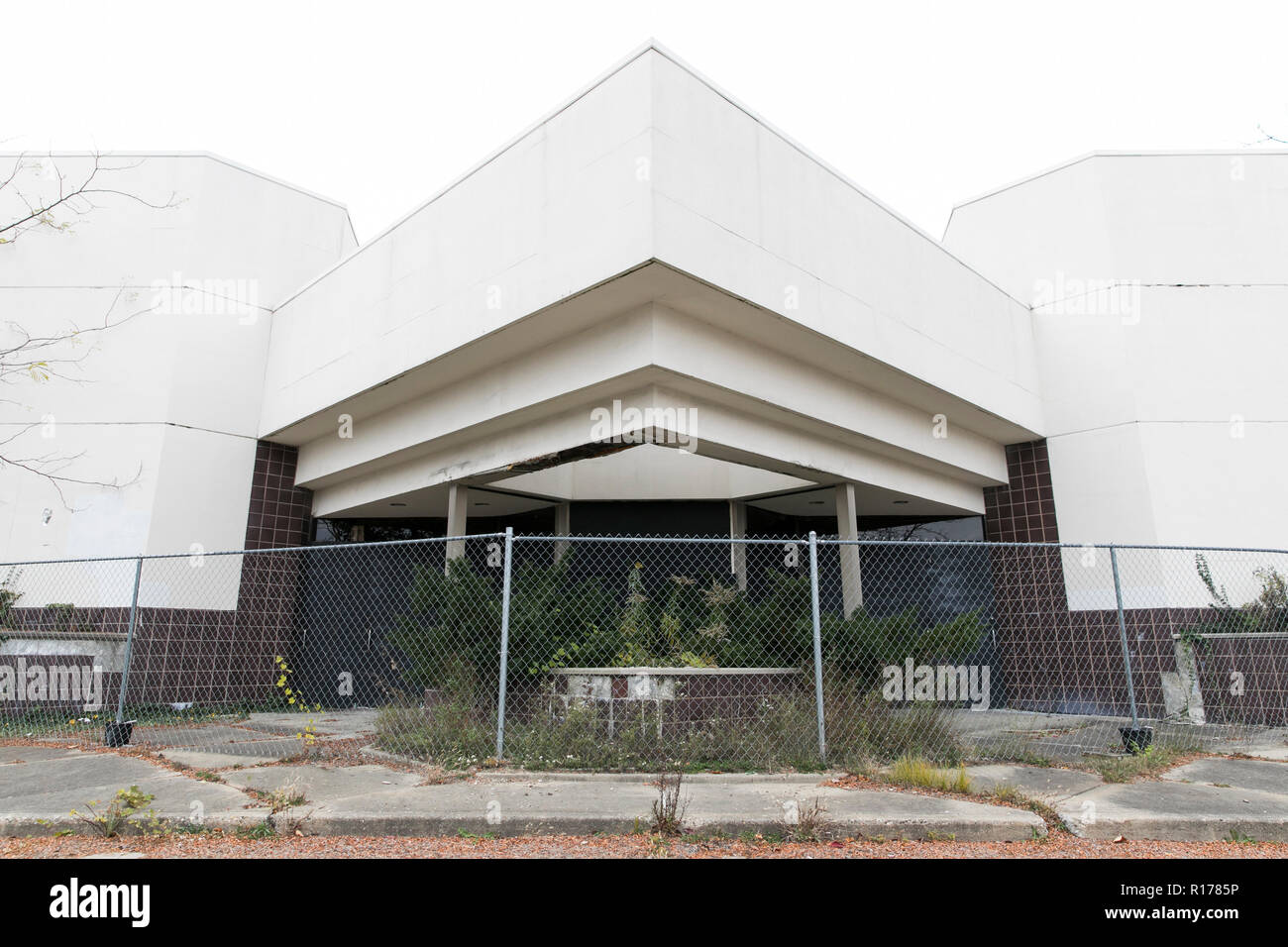 Un storefront abbandonate all'ora chiusa Summit Point Mall in Waterford Township, Michigan, il 26 ottobre 2018. Foto Stock