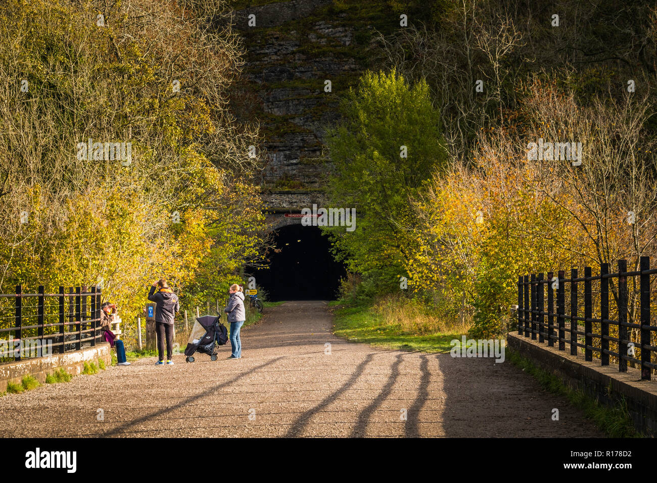 La Lapide viadotto sulla Monsal Trail all'uscita dal tunnel. Foto Stock