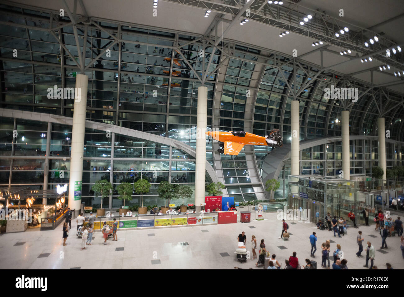 Mosca Domodedovo, Russia - Luglio 8, 2018: Hall dell'Aeroporto Internazionale di Domodedovo a Mosca con i passeggeri all'interno. Notte Tempo. Aeroplano arancione Foto Stock