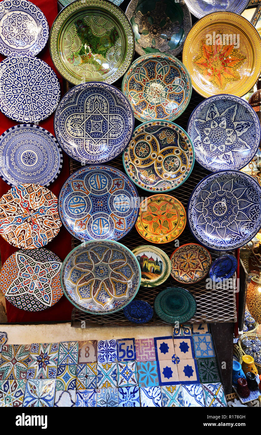 Marocchino piastre in ceramica sul display nella città vecchia di Fez, Marocco. Foto Stock