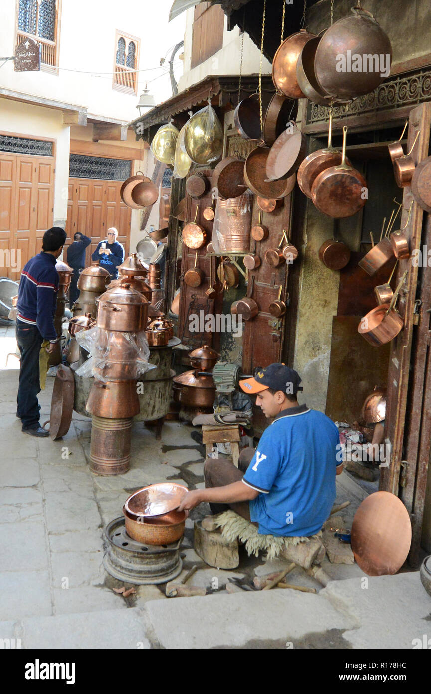 Un fabbro lavora nel vecchio mercato di Fes. Foto Stock