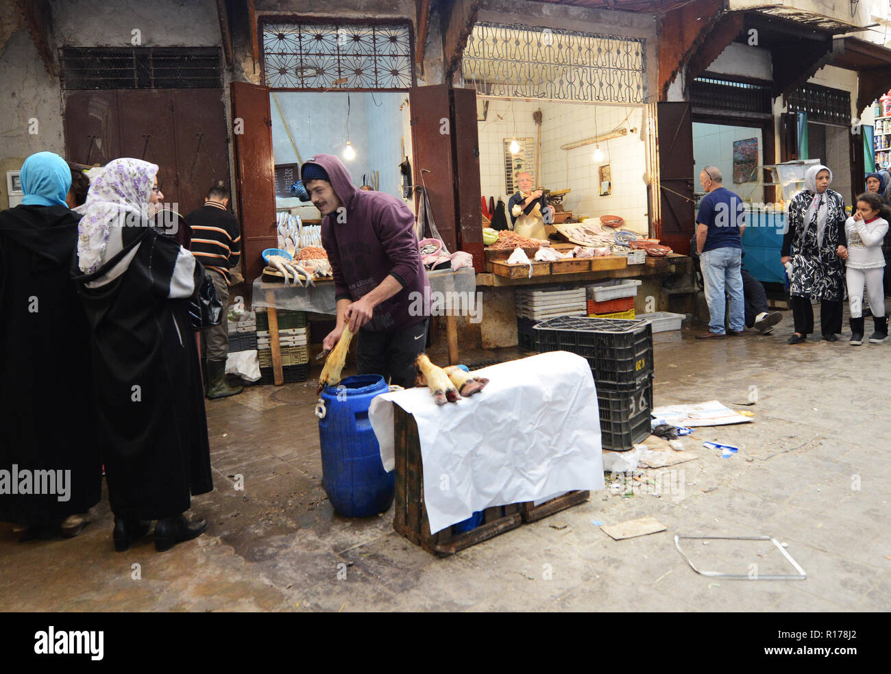 I vivaci mercati nella città vecchia di Fes, Marocco. Foto Stock