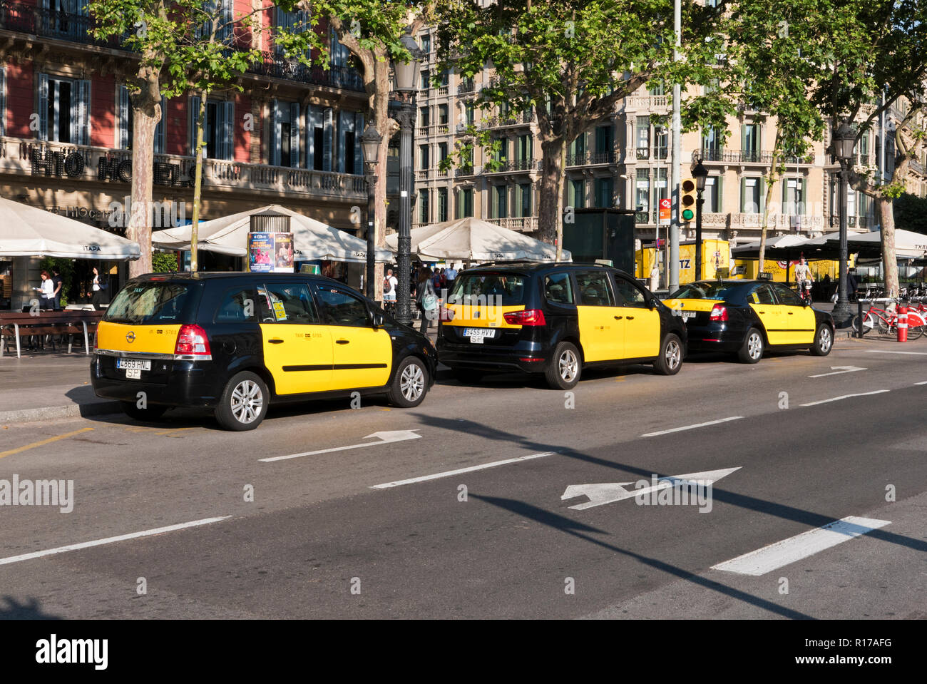 I taxi parcheggiati in Taxi di Barcellona, Spagna Foto Stock