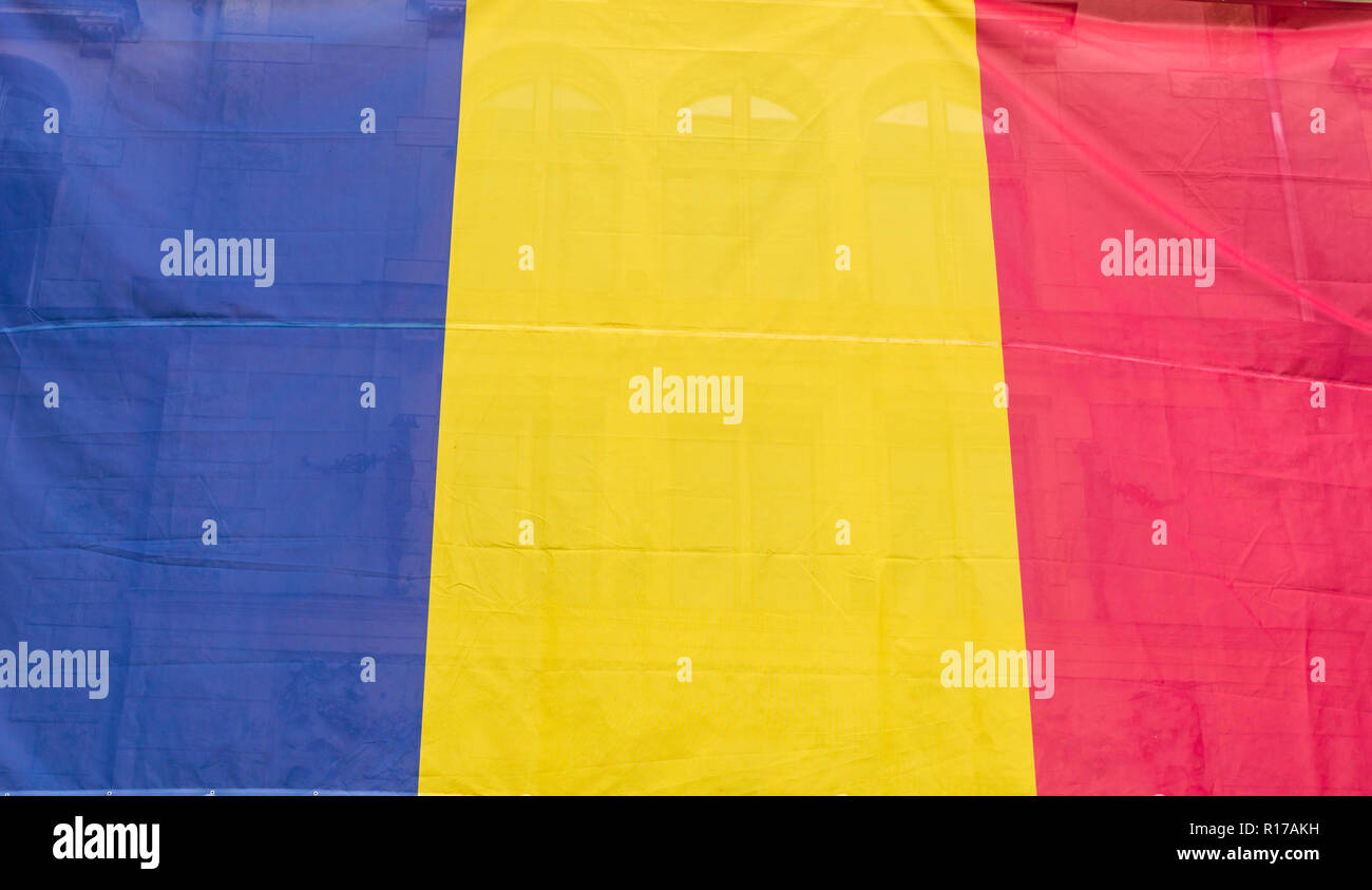 Bandiera della Romania che copre la parte anteriore del vecchio edificio Foto Stock