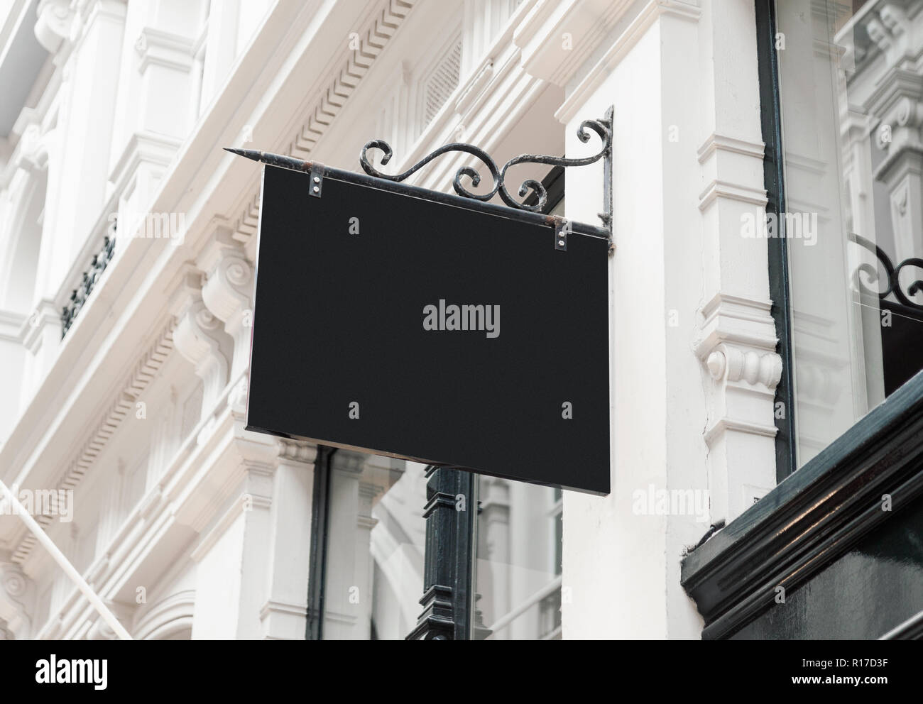Stile classico bianco appeso a parete azienda cartello mockup per aggiungere il logo aziendale, segno o nome Foto Stock