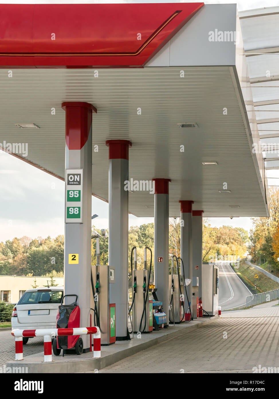 Autovettura rifornimento presso la stazione di benzina Foto Stock