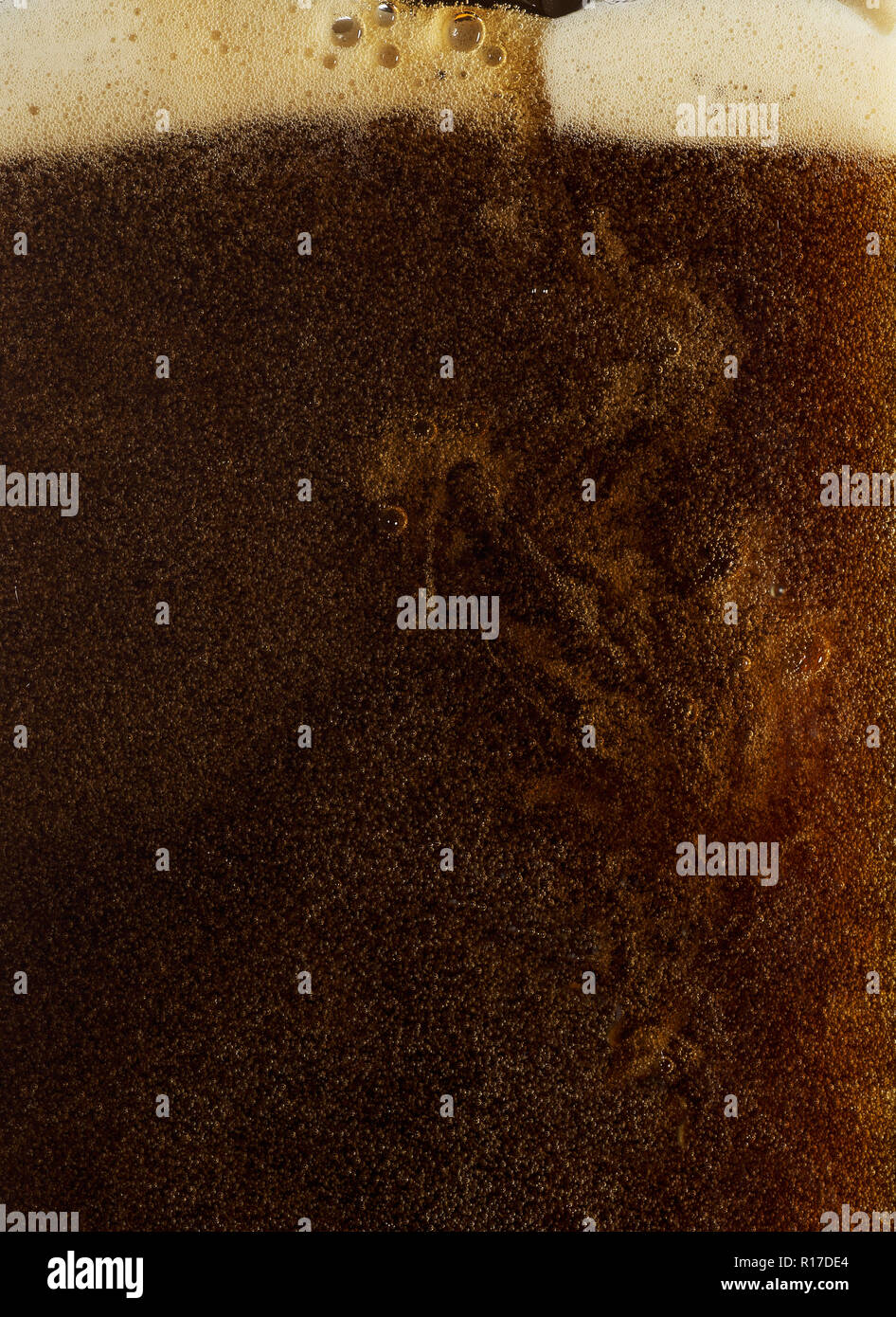Progetto schiumoso guinness/birra scura che viene versato, close up dettaglio Foto Stock