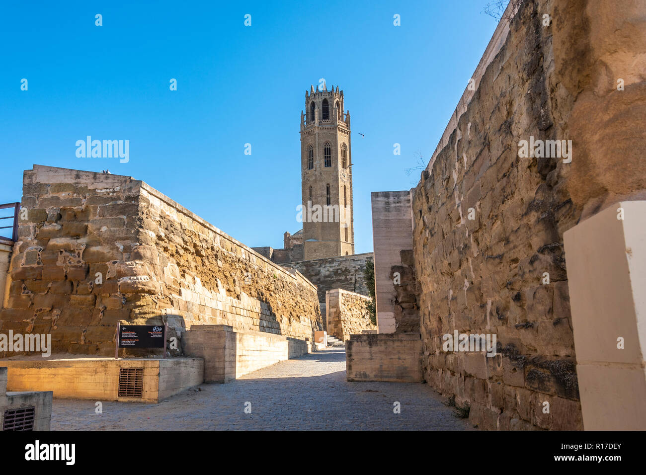 Campanile del Duomo Vecchio visto dai resti della rocca. Lleida Catalogna Spagna Foto Stock