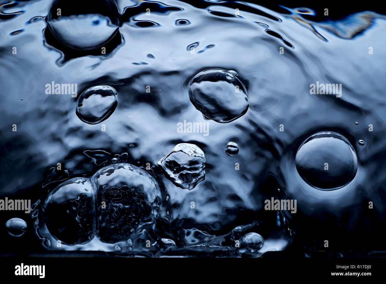 Le bolle di aria sulla buio superficie di acqua, close up dettaglio Foto Stock