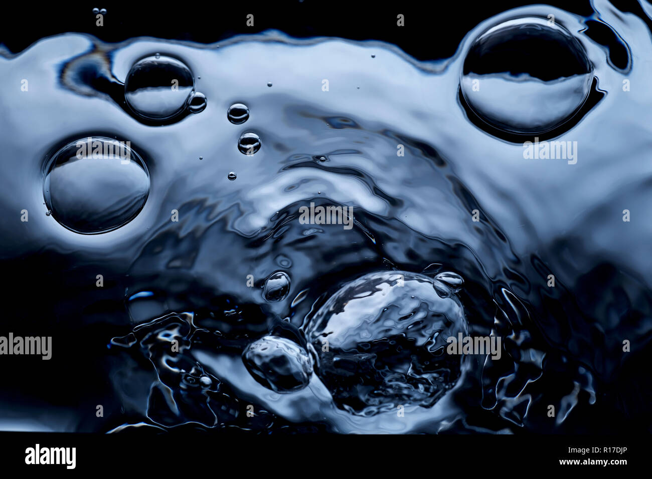 Le bolle di aria sulla buio superficie di acqua, close up dettaglio Foto Stock