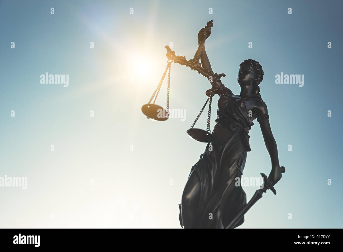 La statua di giustizia - lady giustizia, Themis, Justitia sul cielo dello sfondo. La giustizia il concetto di sistema Foto Stock