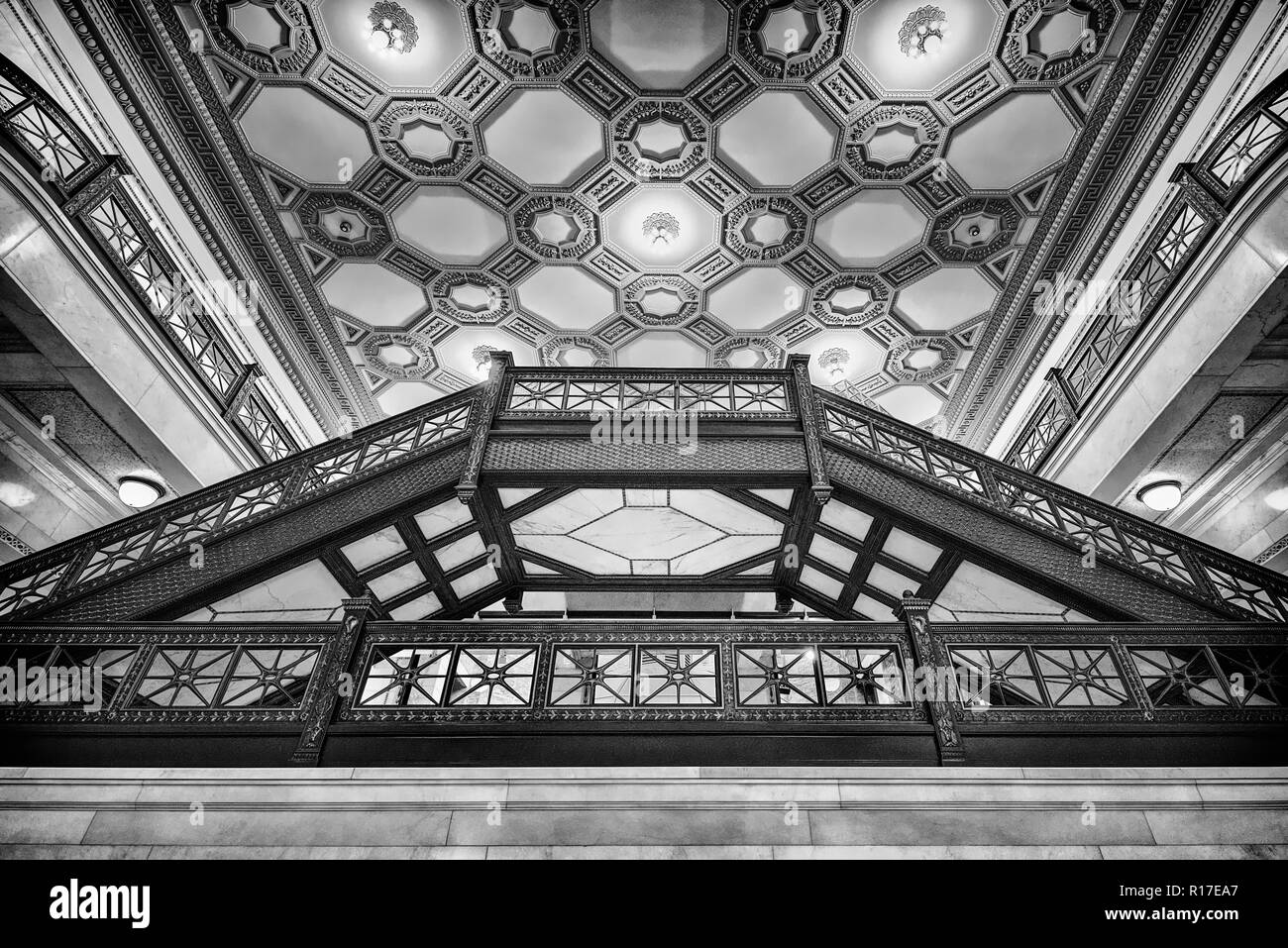 Un giro del secolo scala boscoso con mano ringhiere intagliate si trova in un vecchio edificio ed è il suo punto focale come è salita all'interno dell'edificio. Foto Stock