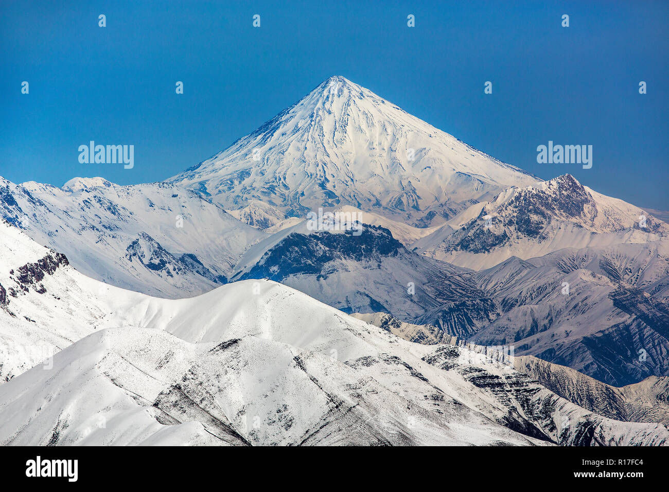 Il monte Damavand, potenzialmente un vulcano attivo è uno stratovulcano che è la vetta più alta in Iran e il vulcano più alto d'Asia. Foto Stock