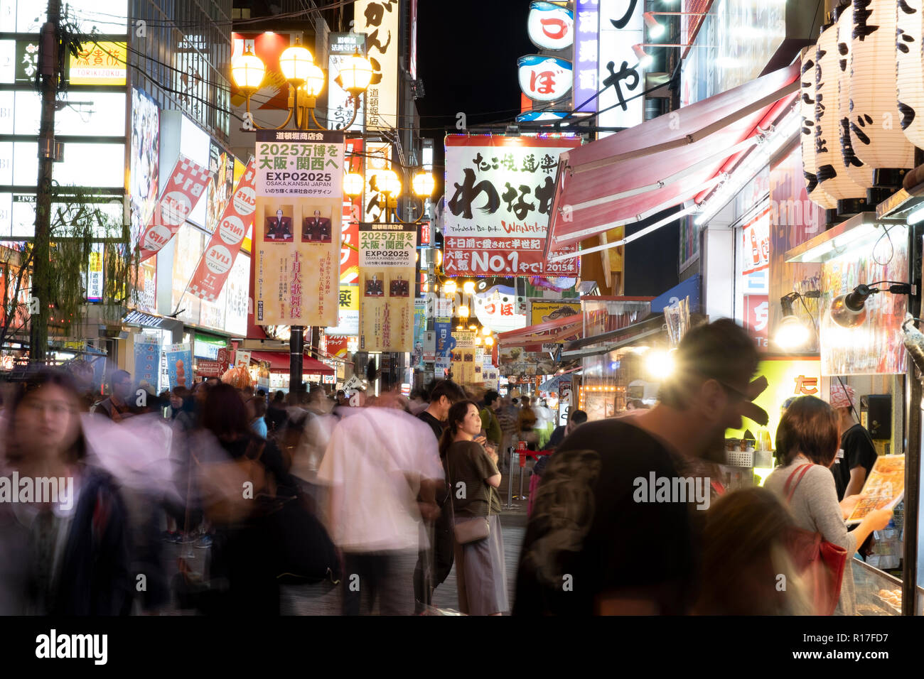 Una folla di gente che lo shopping in Osaka del quartiere Dotonbori, Giappone Foto Stock