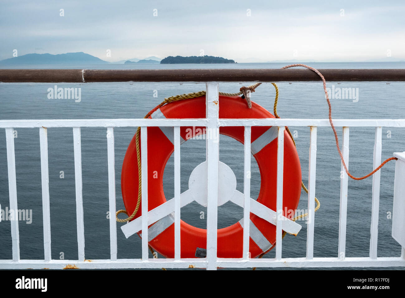 Un salvagente su una barca in Seto Inland Sea, noto anche come Setouchi, Giappone Foto Stock