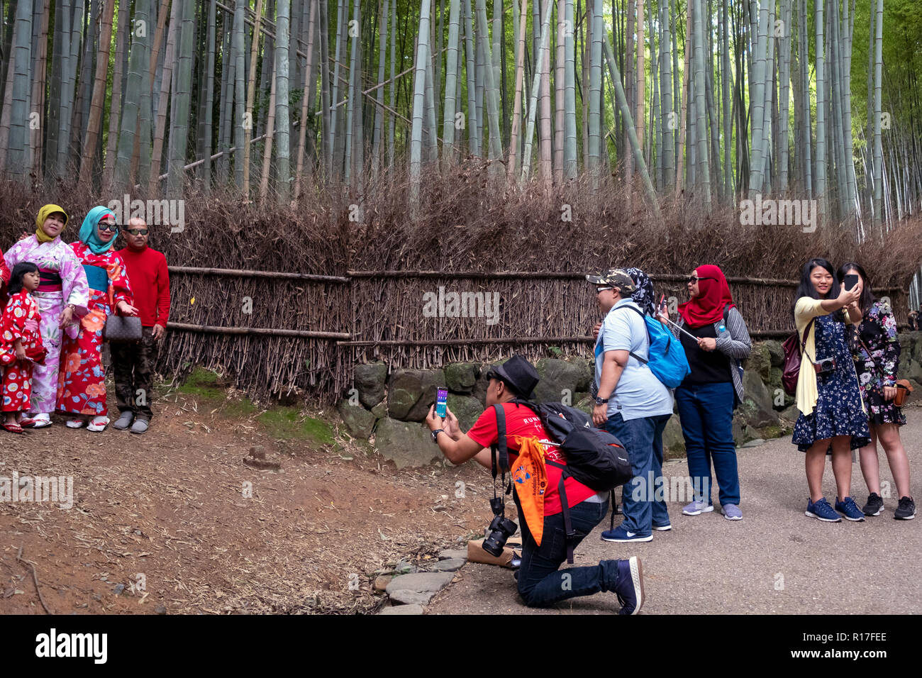 I turisti in bambù Arashiyama straniera, Kyoto in Giappone Foto Stock