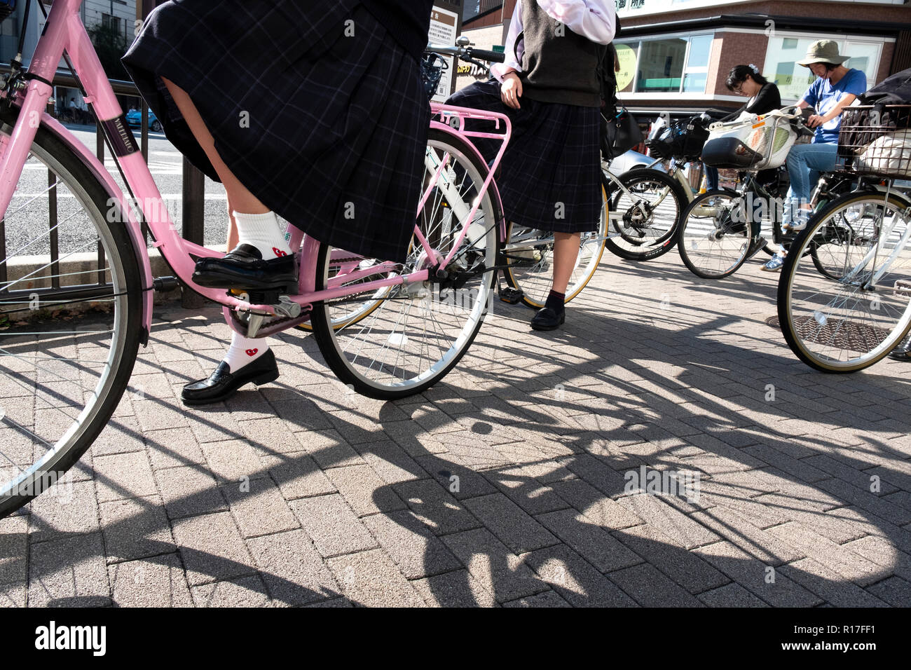 Ciclisti in Kyoto,Kansai, Giappone Foto Stock