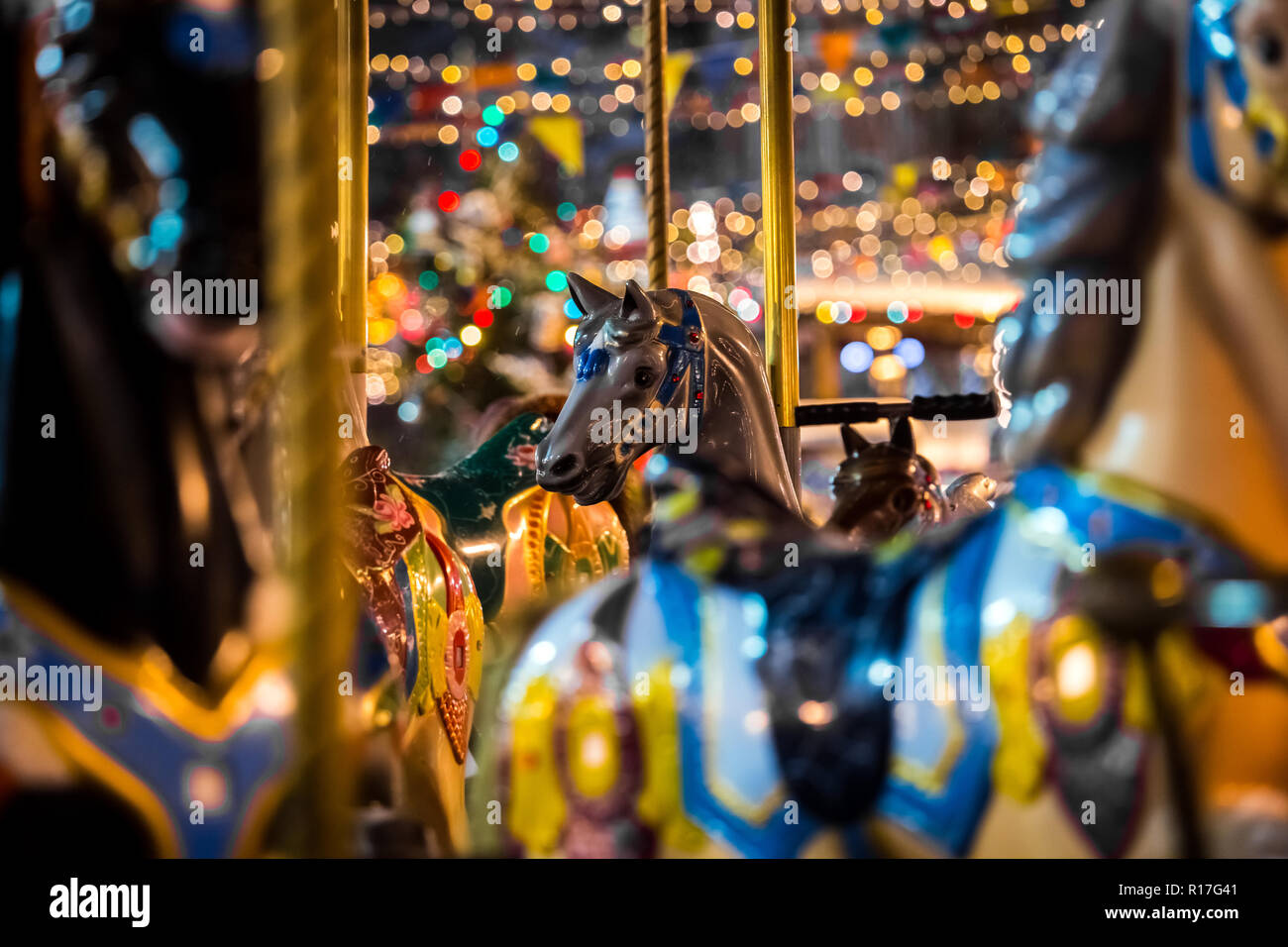 Immagini Di Natale Con Cavalli.Giostra Con Cavalli A Dondolo Sul Mercato Di Natale A Mosca Russia Foto Stock Alamy