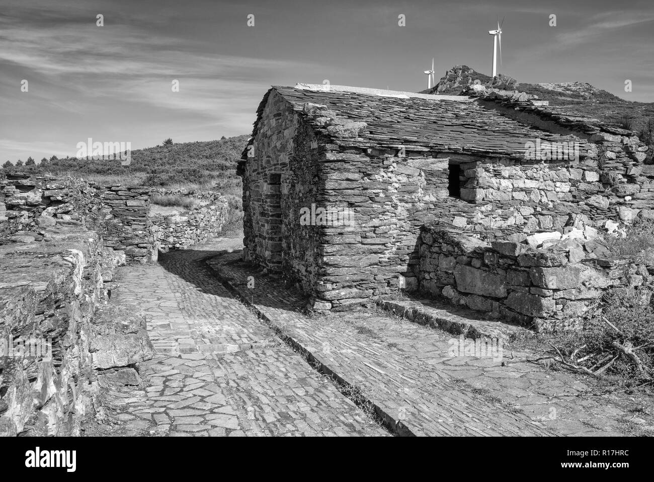 Montare MONTOUTO, Spagna - 26 agosto 2018: vecchia cappella di un ospedale dei pellegrini sul Monte Montouto, Camino de Santiago sentiero tra Fonsagrada e O Cadavo su Foto Stock