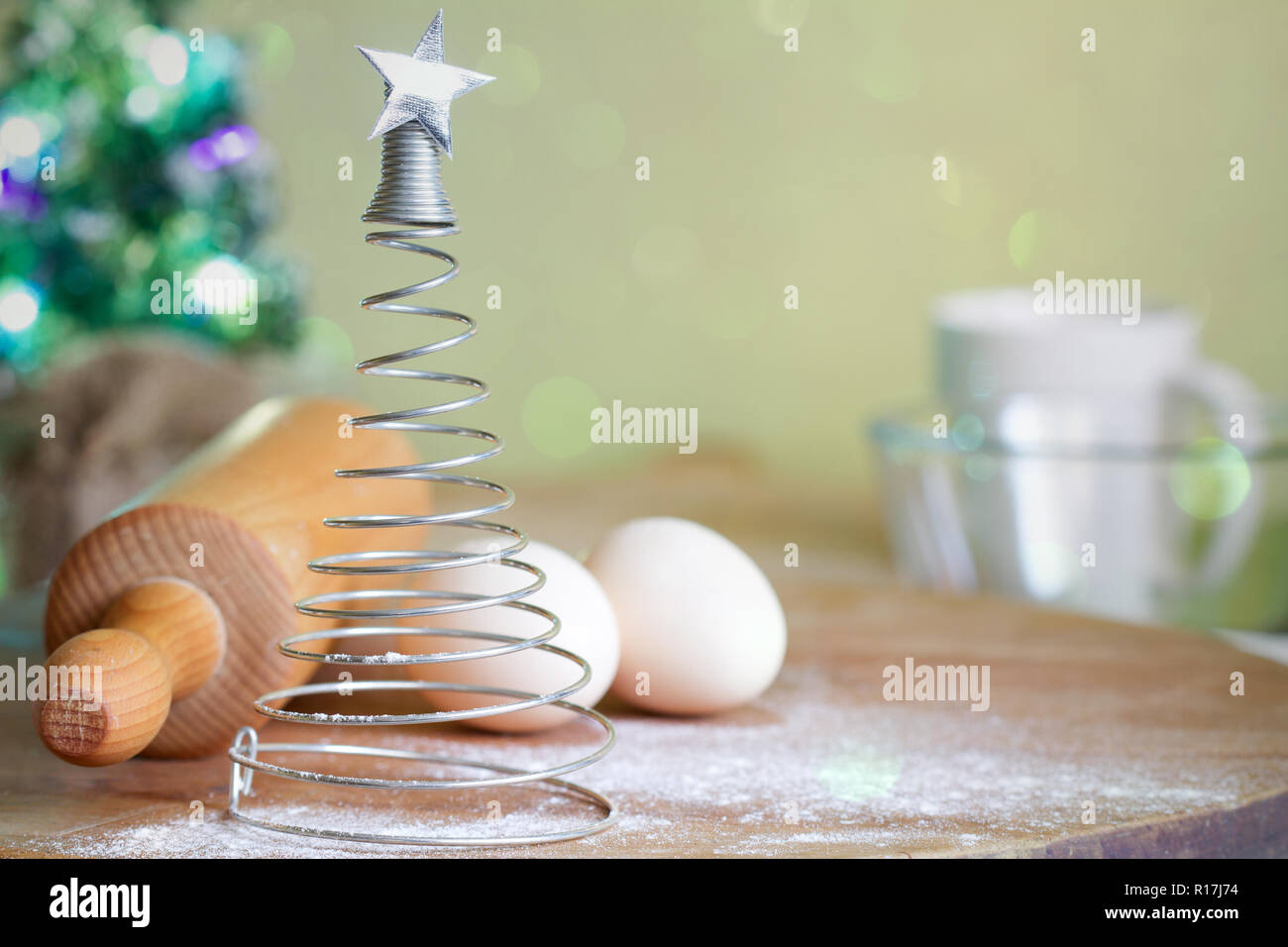 Abastract natale sostegno alimentare il concetto di sfondo con silver tree e ingredienti Foto Stock