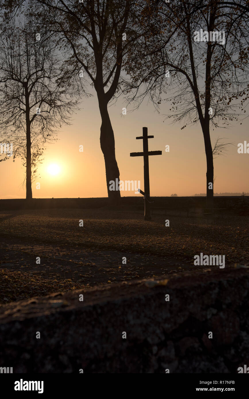 Chiesa ortodossa, dietro il recinto, sull'altro lato, croce, sunrise, sun, gate, recinto, giardino, tempio, fede, miracolo della fede, luogo di potere, praye Foto Stock