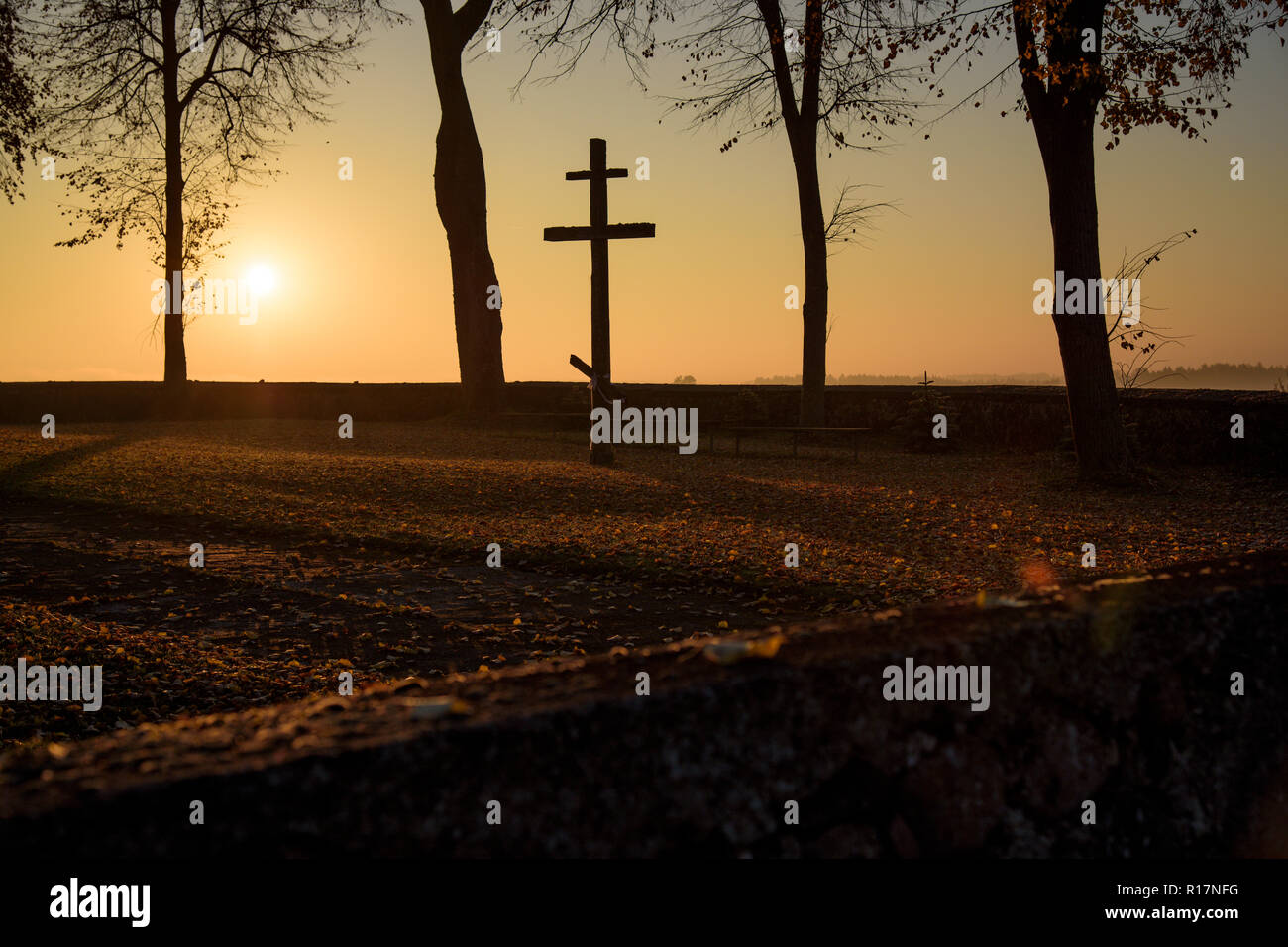 Chiesa ortodossa, dietro il recinto, sull'altro lato, croce, sunrise, sun, gate, recinto, giardino, tempio, fede, miracolo della fede, luogo di potere, praye Foto Stock