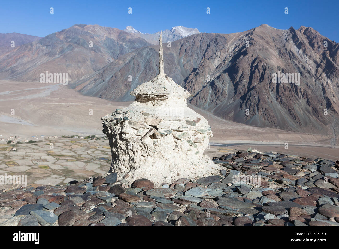 Chorten e mani pietre nella zona del monastero Stongdey (noto anche come Stongde, Stongday, Thongde, Tonday o Thonde), Zanskar Foto Stock