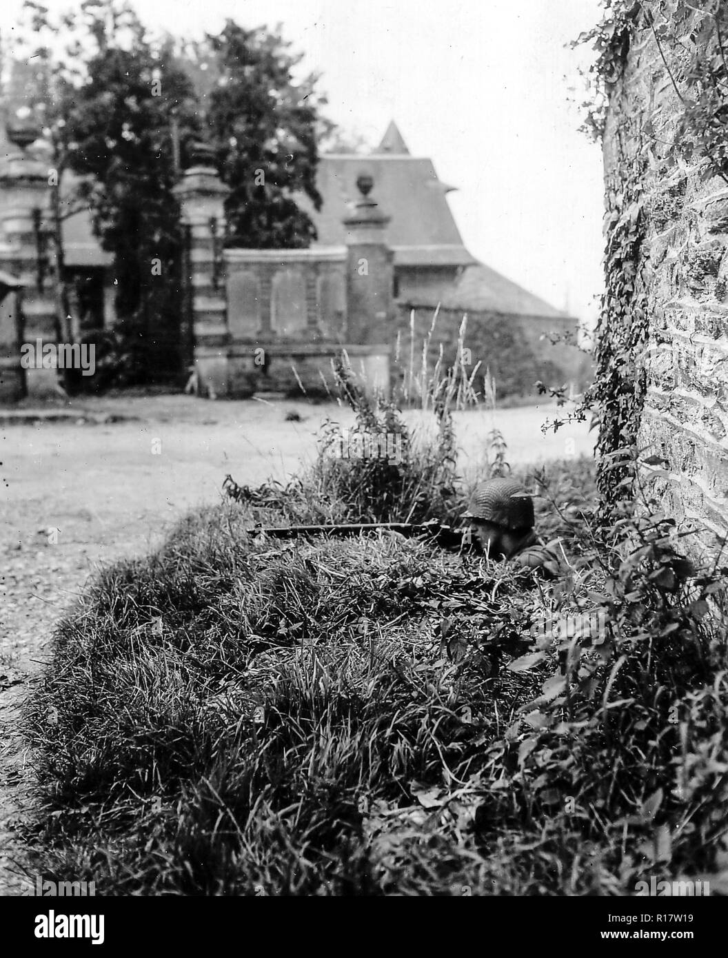 La Normandia, Francia, giugno 1944. Soldati alleati combattimenti nelle campagne e nei villaggi della Normandia. La Seconda Guerra Mondiale Foto Stock