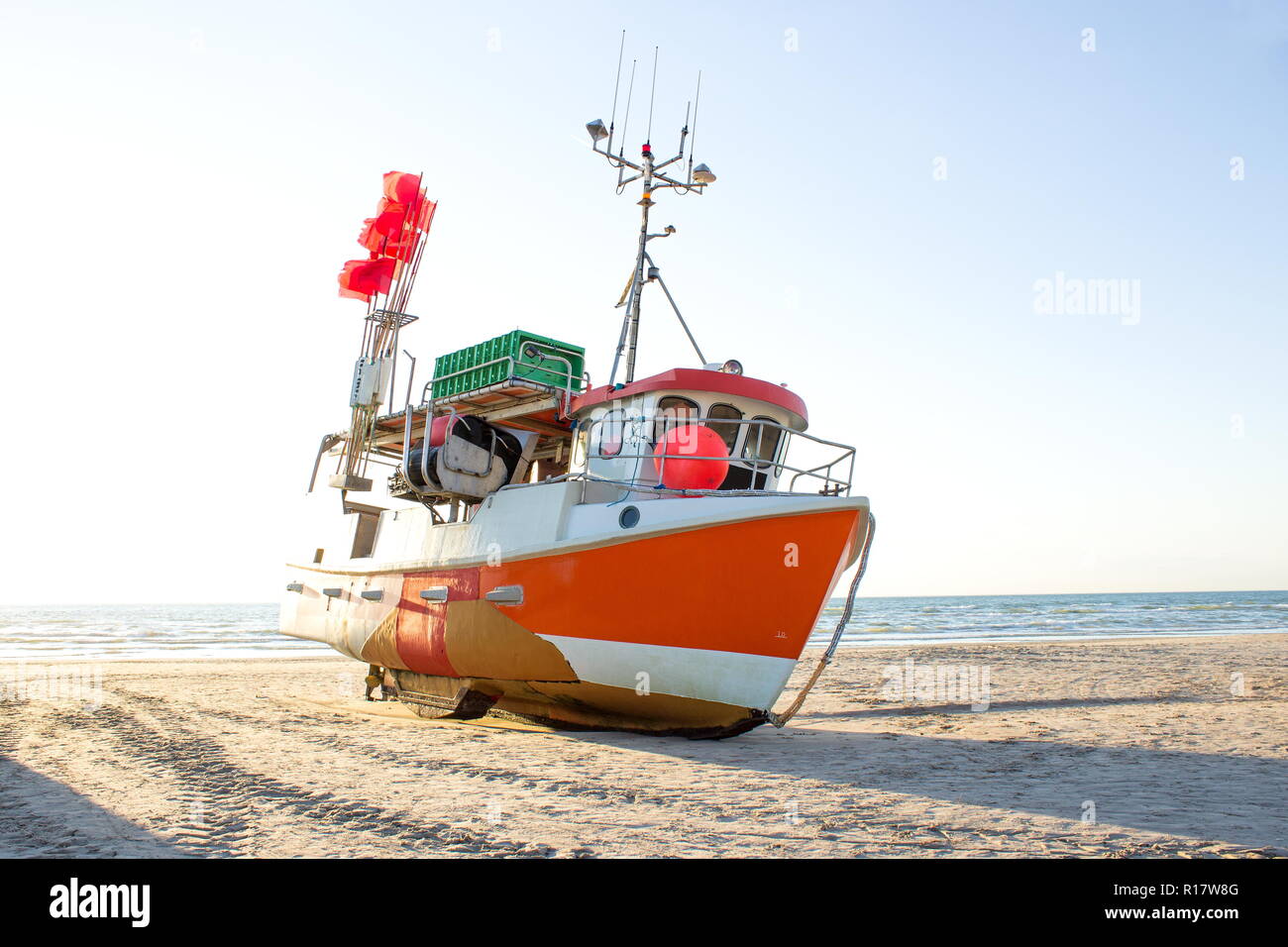 Colorate barche da pesca sulla spiaggia di Loekken, Danimarca Foto Stock