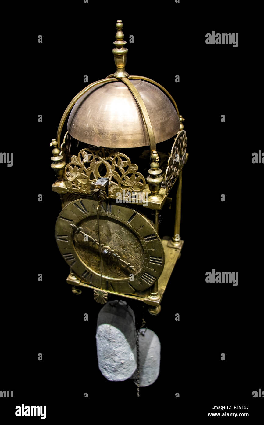 Lanterna orologio, del XVII secolo, Londra, Inghilterra. Vintage orologio metallico con coppia di peso guidato su sfondo nero. Foto Stock