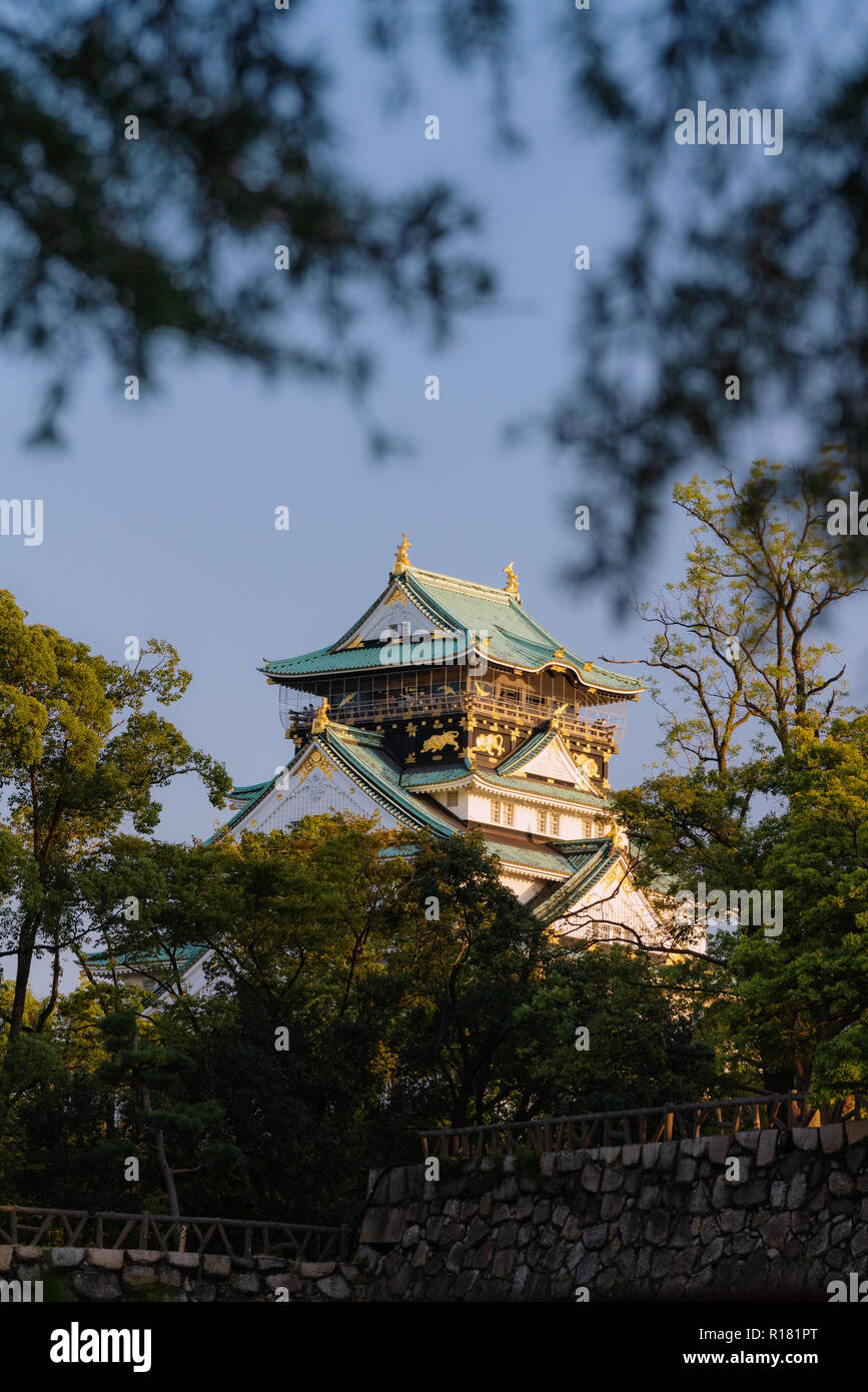 Giappone famosa destinazione di viaggio, il castello di Osaka a Osaka, Giappone Foto Stock
