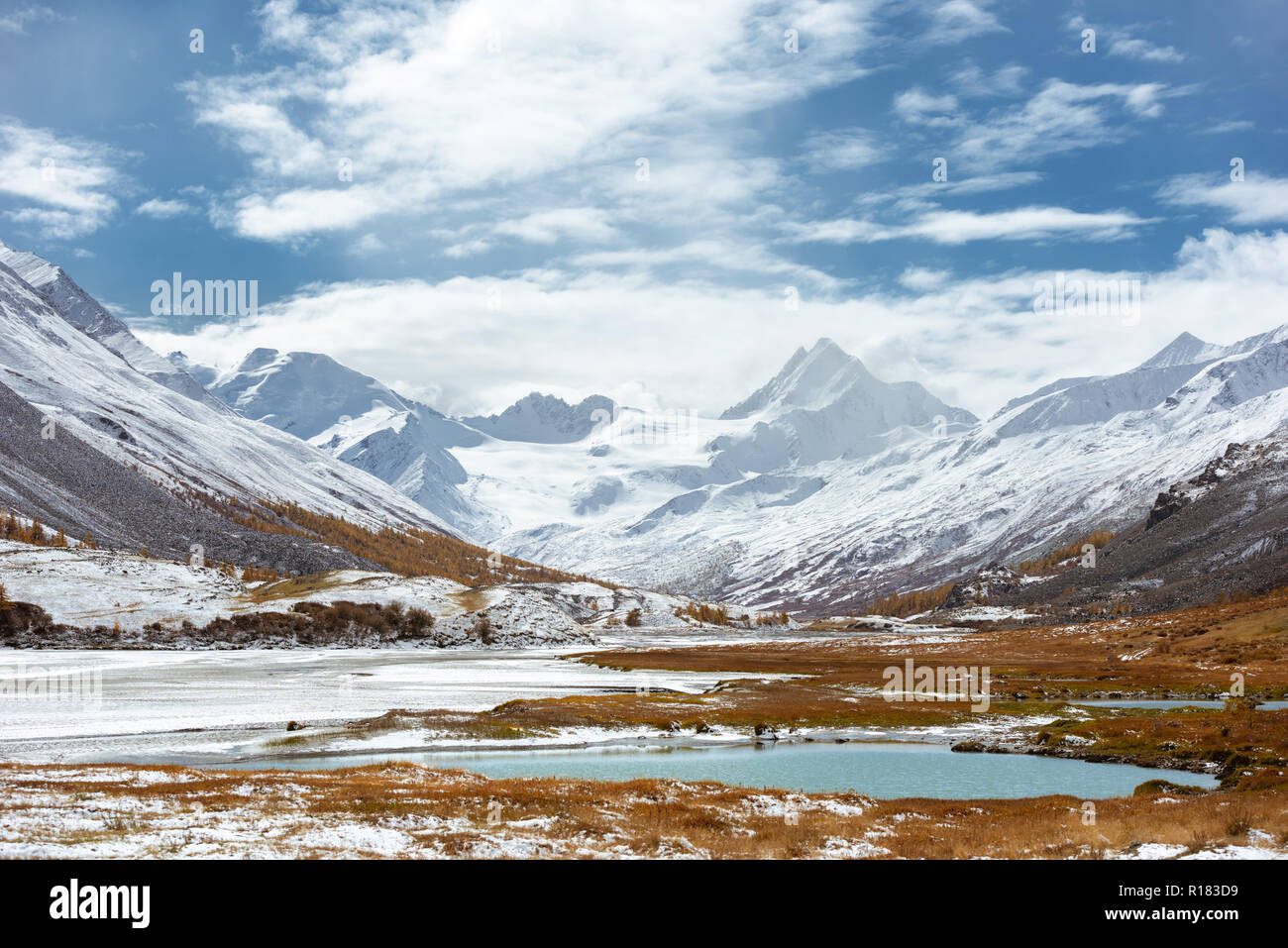 Cime di montagna ghiacciaio con pronto per la valle di inverno Foto Stock