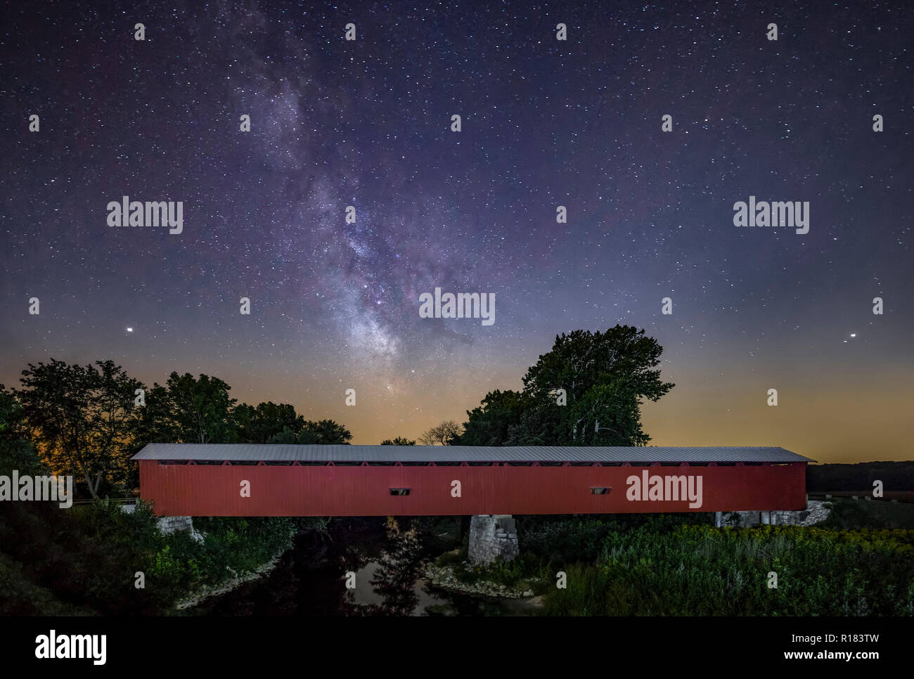 La Via Lattea adorna il cielo notturno su Houck ponte coperto che attraversa grandi Walnut Creek nelle zone rurali a Putnam County, Indiana. Foto Stock