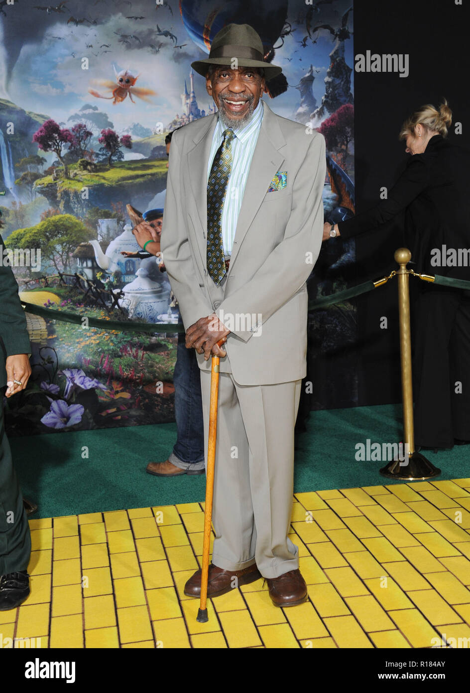 Bill Cobbs 041 a Oz il grande e potente Premiere al El Capitan Theatre di Los Angeles.Bill Cobbs 041 evento nella vita di Hollywood - California, tappeto rosso Evento, STATI UNITI D'AMERICA, industria cinematografica, celebrità, fotografia, Bestof, arte cultura e intrattenimento, Topix celebrità moda, migliori della vita di Hollywood, evento nella vita di Hollywood - California, moquette rossa e dietro le quinte, movie celebrità, personaggi televisivi, musica celebrità, Topix, Bestof, arte cultura e intrattenimento, verticale, una persona, la fotografia di moda, a piena lunghezza e 2013 Indagine tsuni@Gamma-USA.com , Tsuni Credito / STATI UNITI D'AMERICA, Foto Stock