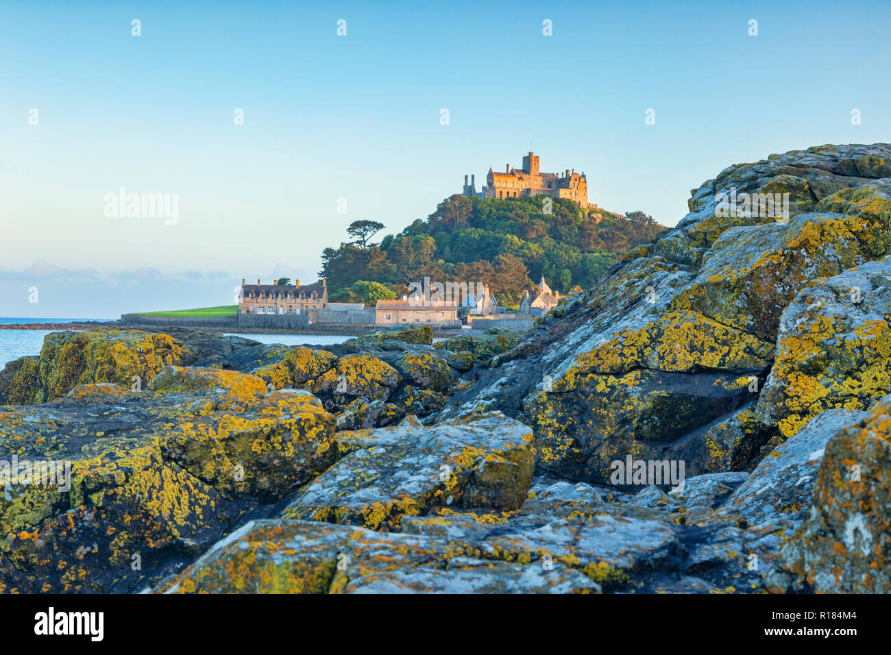 Una vista su scogli di roccia della Cappella di St Michael's Mount, Marazion, Cornwall, Regno Unito - corto DOF, possono essere meglio a piccole dimensioni. Foto Stock