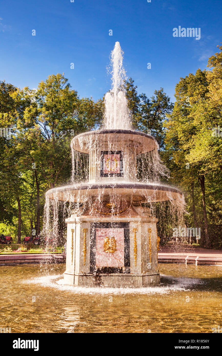 18 Settembre 2018: San Pietroburgo, Russia - Torta TheWedding Fontana, così chiamato a causa del suo aspetto a più livelli, in Peterhof Palace giardini Fontana. Foto Stock