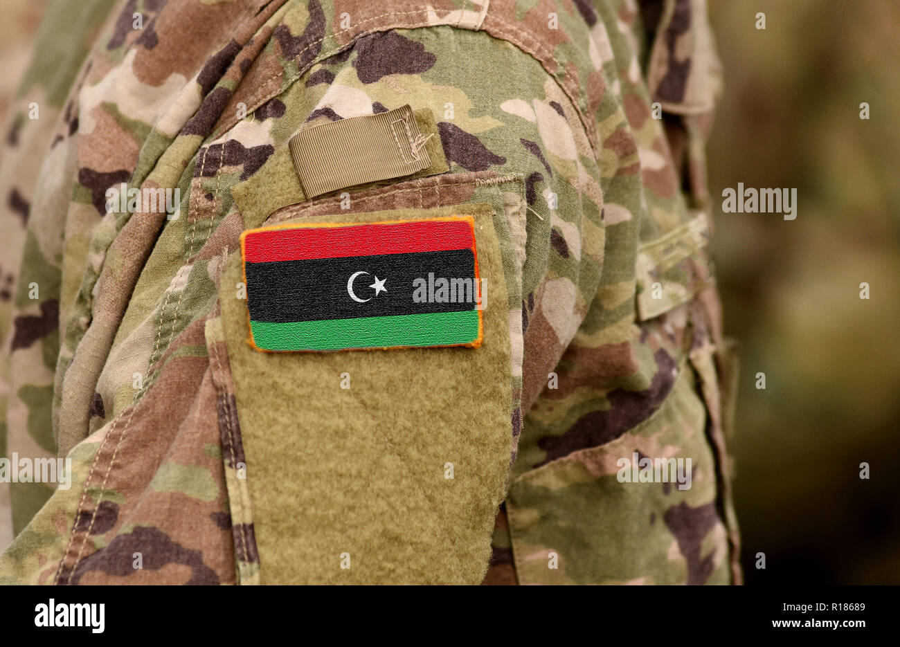 Libia bandiera sul braccio di soldati. Esercito libico (collage) Foto Stock