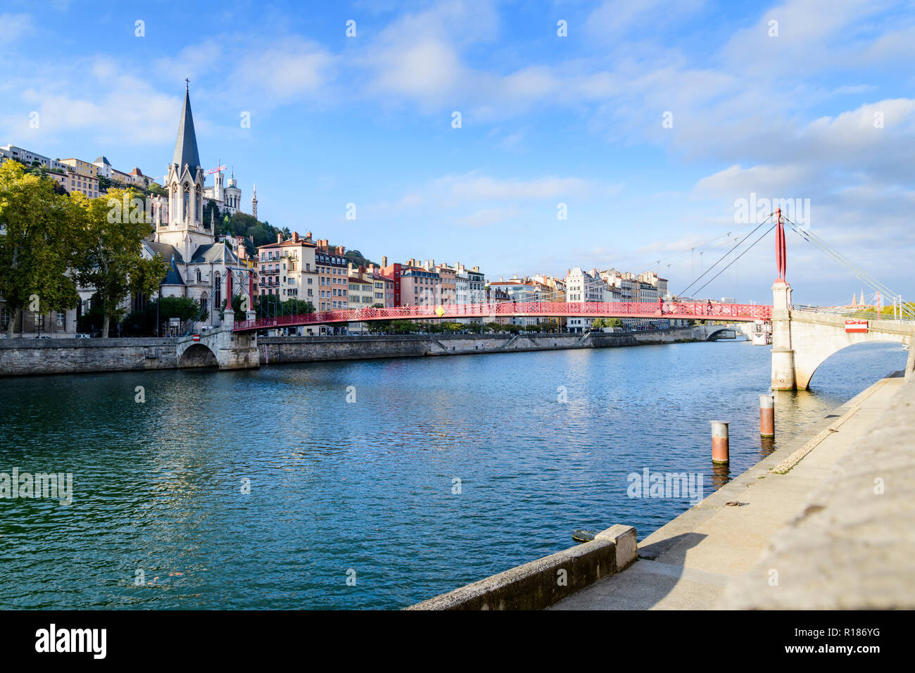 Gateway chiamato 'Passerelle Saint-Georges' (Gateway Saint-Georges) oltre la Saone (nome del fiume), Lione, Francia, Europa Foto Stock