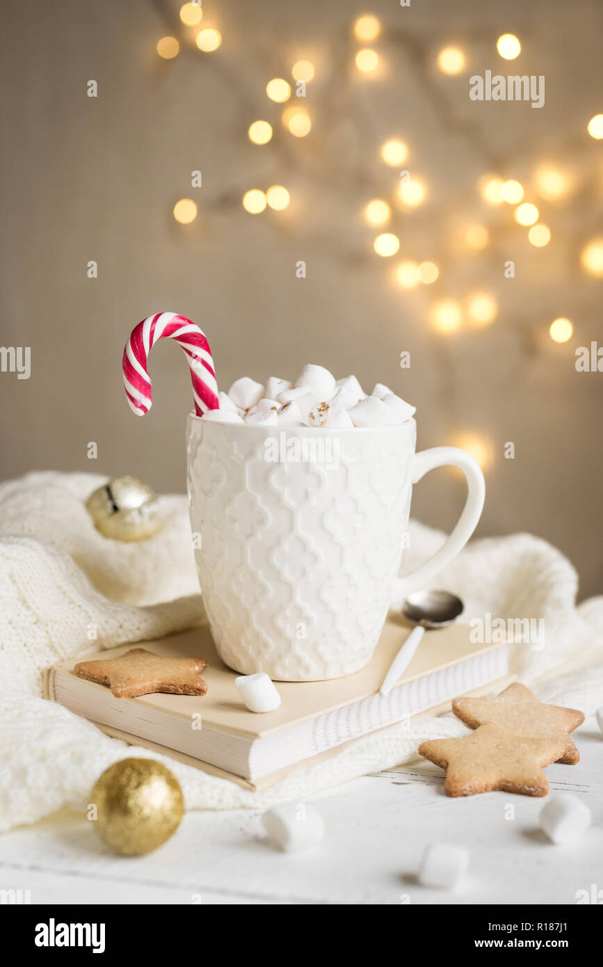 Il Natale di cioccolata calda con marshmallows, menta piperita candy cane in bianco mug, copia dello spazio. Cioccolata calda bevanda per le vacanze di Natale ed invernali con paglierino Foto Stock