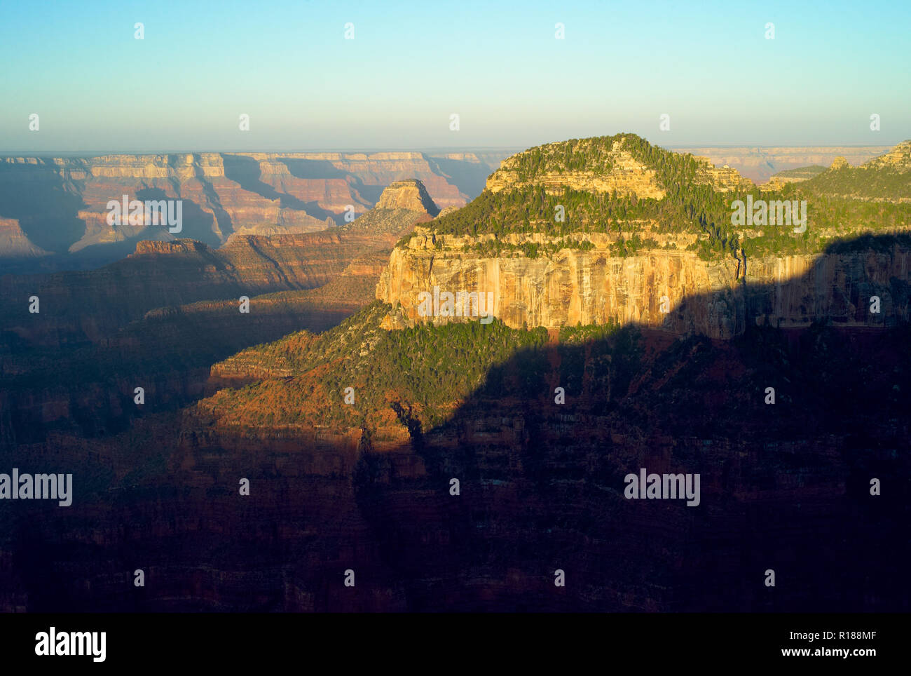 Sunrise al Grand Canyon dal Bright Angel Point sul bordo nord Foto Stock