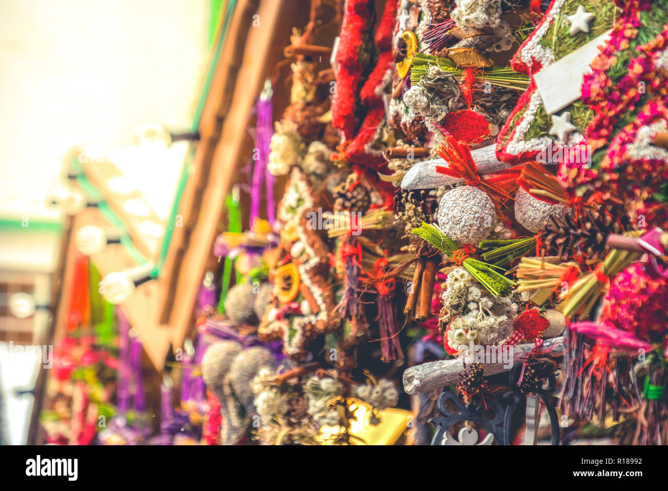 Tono caldo mercatino di natale ghirlande lens flare decorazione dettagli di stallo opaca kiosk Foto Stock
