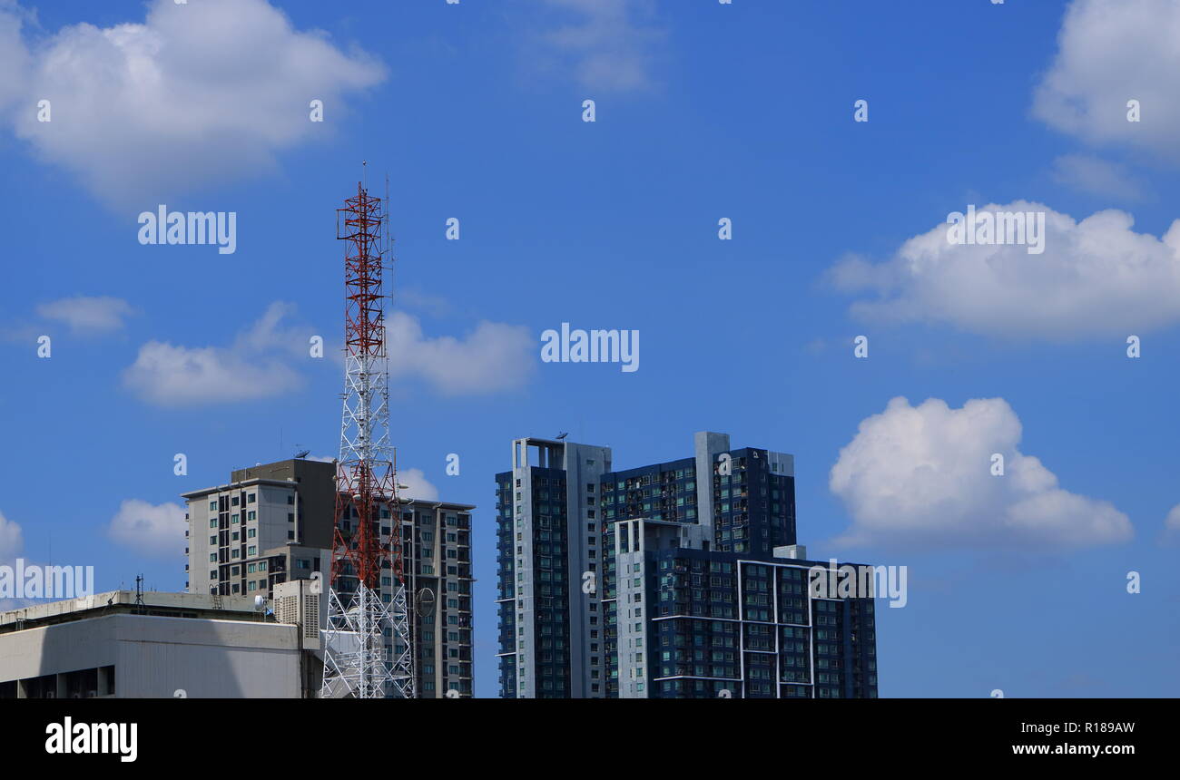 Foto di alta torre per antenna tra edificio alto Foto Stock