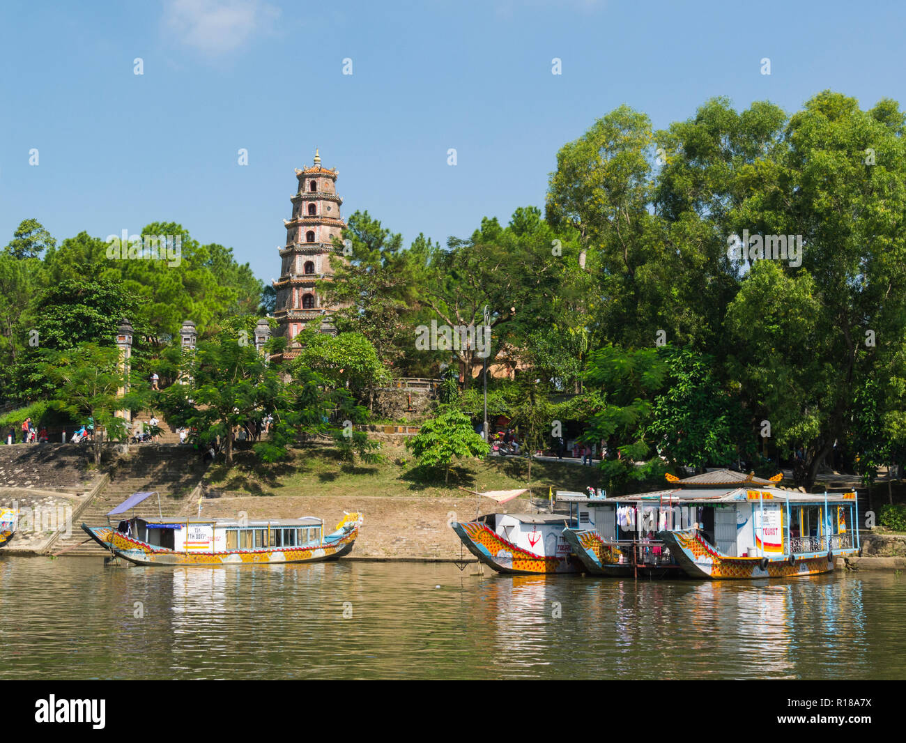 Drago barche ormeggiate davanti Phuoc Duyen torre di Thien Mu Pagoda Pagoda della Signora Celeste sulla canzone Huong Fiume Perfume Hue città ex capitale reale Foto Stock
