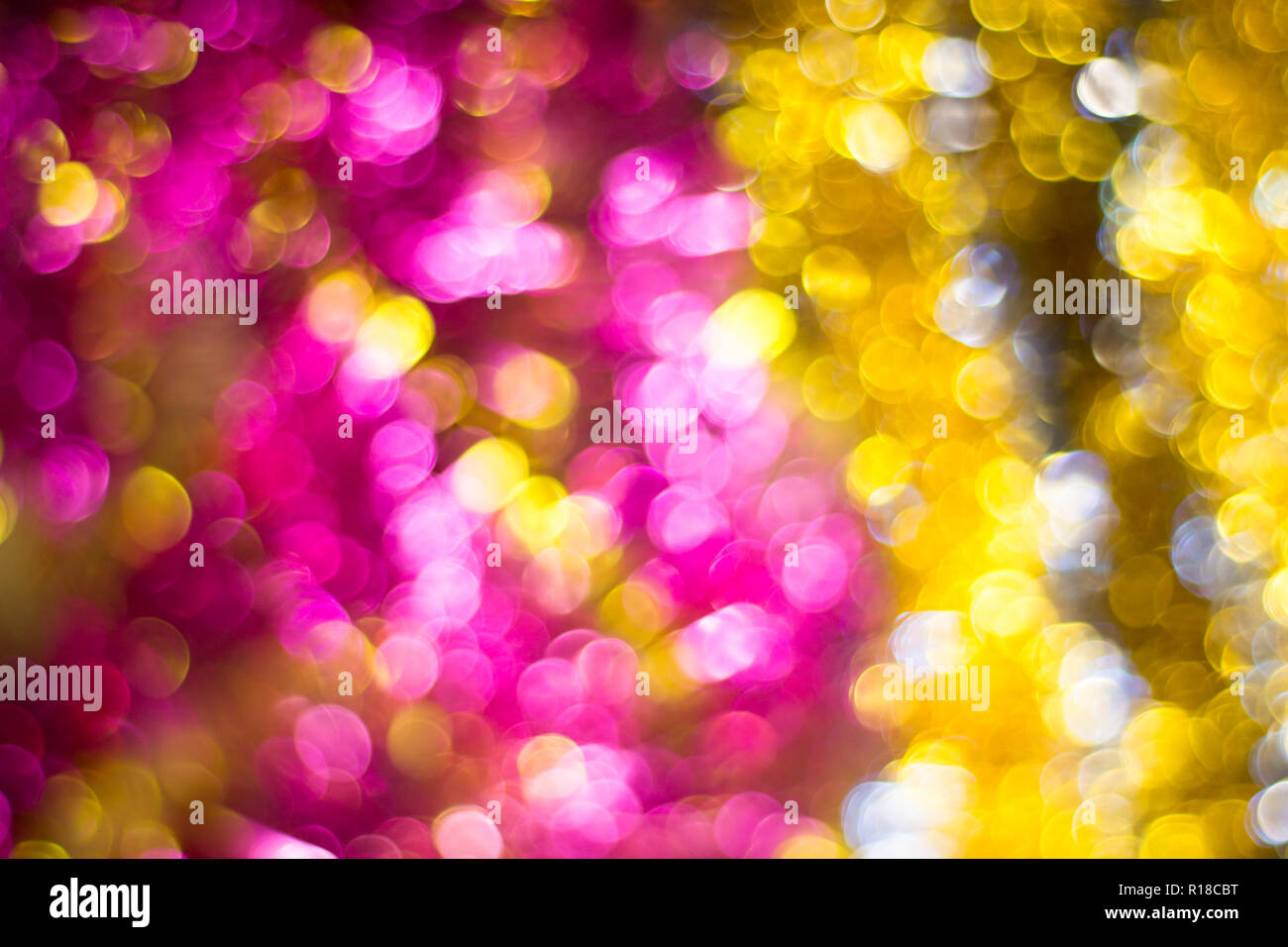 Abstract Natale sfondo bokeh di fondo. Non focalizzato tinsel colorati close up shot. Foto Stock