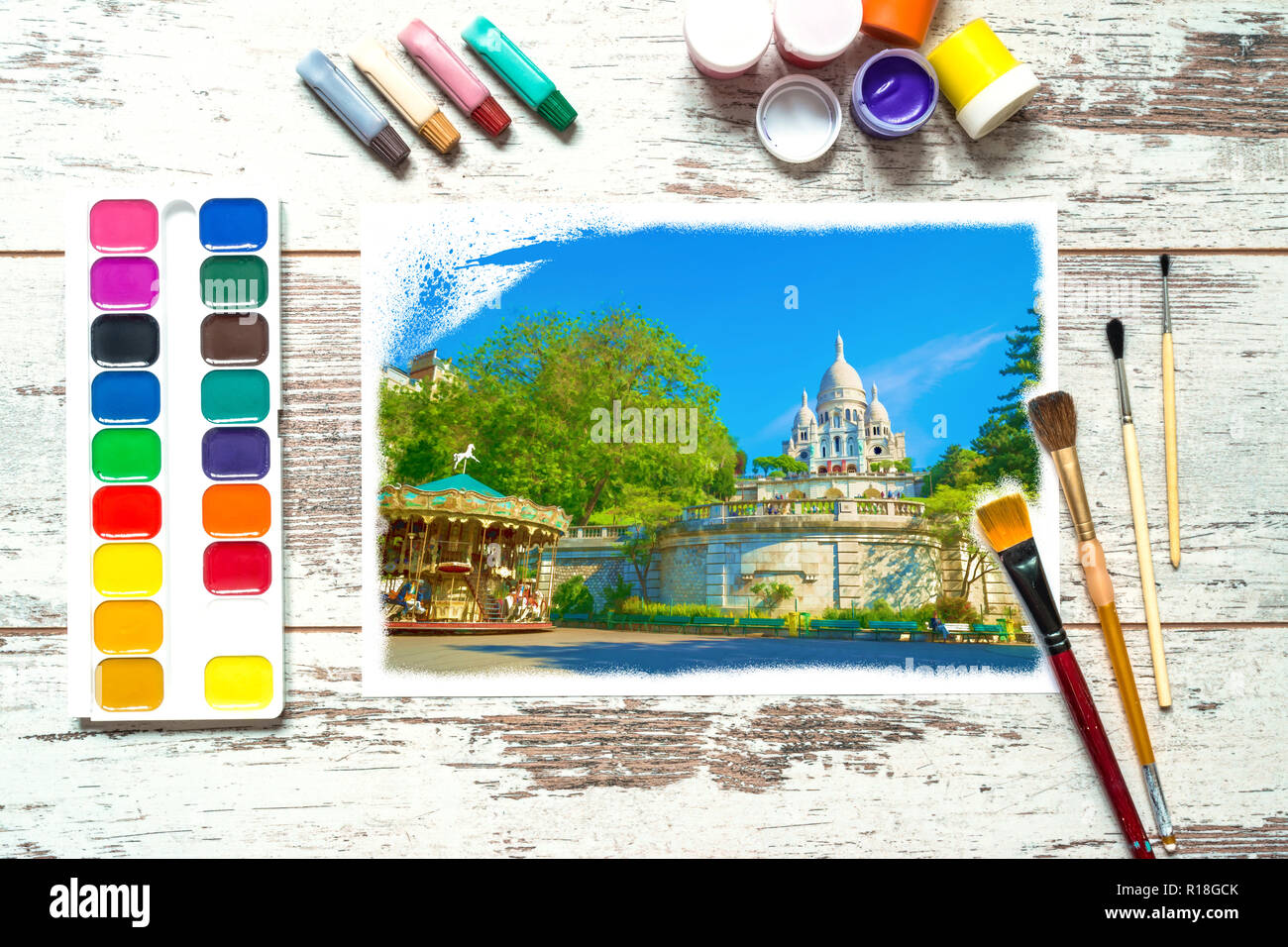 Vernici Colorate Con Spazzole E Una Con Un Incompiuto Disegno Colorato Di Un Paesaggio Su Un Pezzo Di Carta Bianca Tempera Acquerello Su Un Vecchio Vintage Foto Stock Alamy