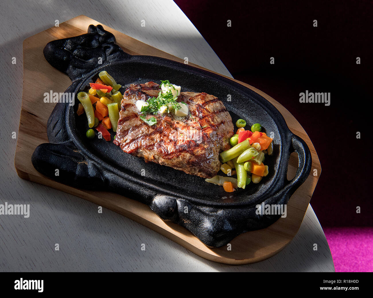 Tomahawk placcatura, steak fette di manzo alla griglia barbecue del roastbeef con insalata e pomodori Foto Stock