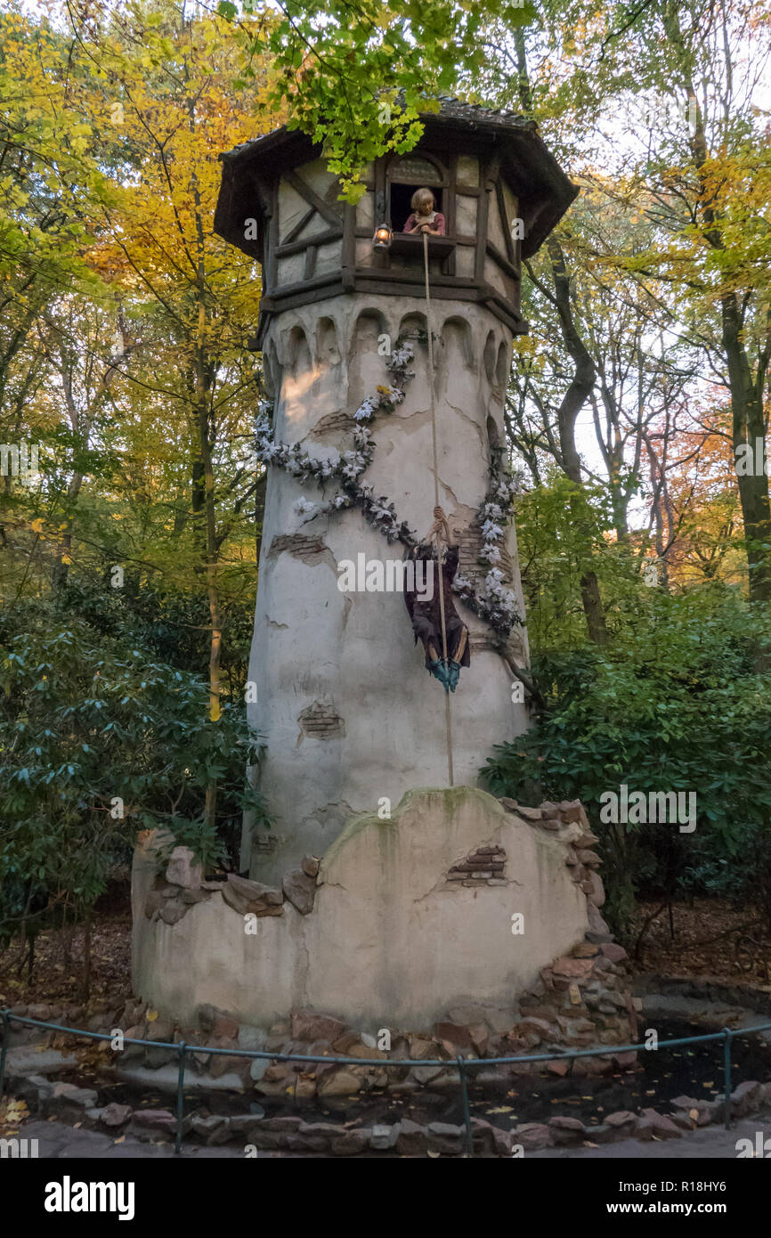 Rapunzel intrappolato nella torre da strega. La strega è scalare i capelli. In Sprookjesbos Efteling Amusement Park Foto Stock