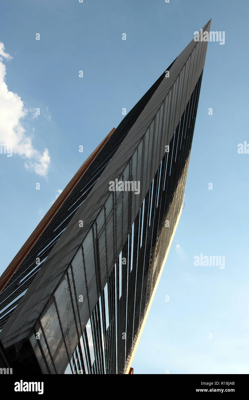 Una vista obliqua di un piuttosto elegante e forte cercando un alto edificio di Berlino, Germania Foto Stock
