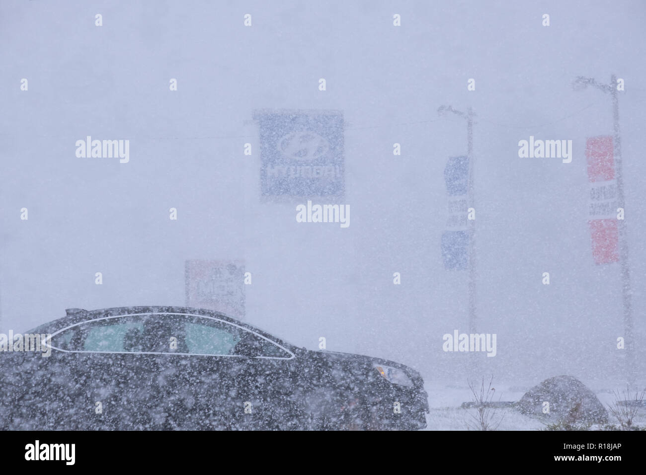 Car guida attraverso una tempesta di neve che ha creato molto pericolose condizioni di guida. Foto Stock